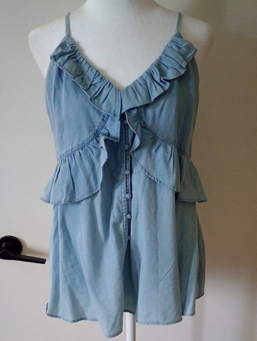 NWT Jessica Simpson Chambray Sleeveless Top Size Medium *flaw